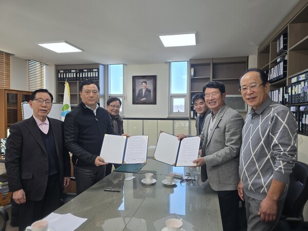 ▲ 업무협약을 체결한 뒤 유수륜 환경에너지조합 이사장, 정지위 강서화우 총경리 및 참석자들이 단체 기념 촬영을 하고 있다.