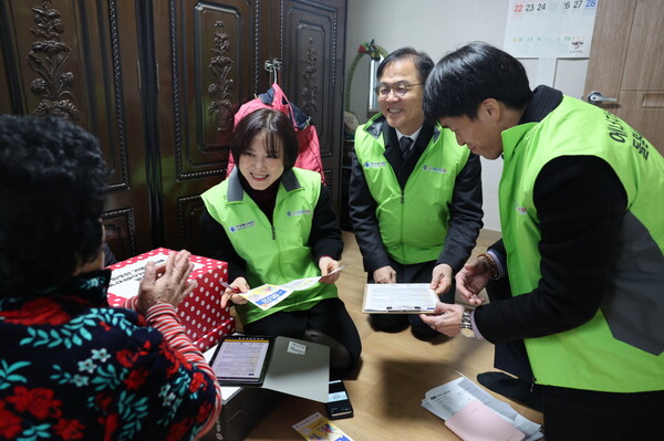 ▲최재관 에너지공단 이사장(오른쪽 2번째)이 에너지바우처 수급가구에게 등유·LPG 확대 지원 선불카드 및 설 맞이 용품을 전달하고 있다. 