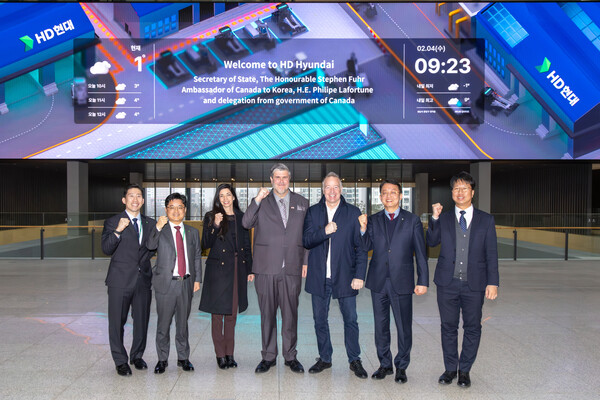 ▲ 스티븐 퓨어(Stephen Fuhr) 캐나다 국방조달장관 일행이 HD현대 글로벌R&D센터에서 기념 촬영을 하고 있다.