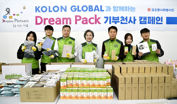 ▲ 김영범 코오롱글로벌 대표를 비롯 40여명의 임직원들이 저소득 가정 아이들을 위한 선물을 담은 드림팩을 제작하며 기념 촬영을 하고 있다.