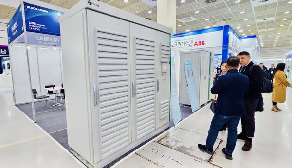 ▲ 지필로스 전시장에 배치된 옥외용1MW급 전력변환시스템 .