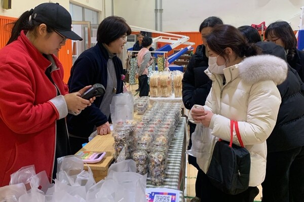 ▲ 한국광해광업공단 원주 본사에서 열린 설맞이 강혁이네 상생직거래장터에서 공단 임직원들이 지역업체 물품을 구매하고 있다.
