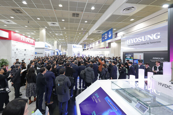 ▲개막식 직후 관람객들이 전시장 내부를 가득 채운 모습.