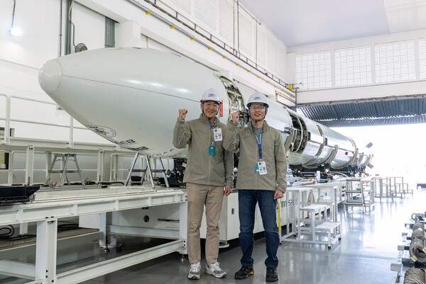 ▲ 안상현 코오롱스페이스웍스 대표(좌)가 지난해 11월 브라질 알칸타라 우주센터를 찾아 김수종 이노스페이스 대표(우)와 ‘한빛-나노’ 발사체 앞에서 기념사진을 촬영하고 있다.