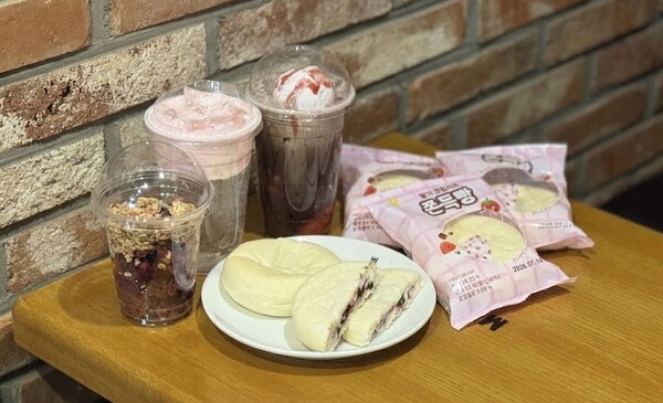 ▲ 메가MGC커피의 ‘딸기 크림치즈 쫀득빵’(사진 오른쪽)과 딸기시즌 메뉴들/ 사진 = 메가MGC커피 제공