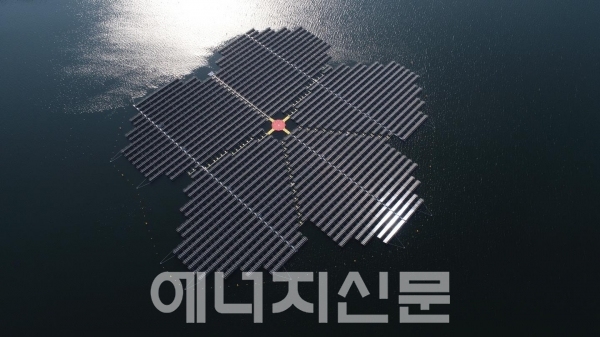 ▲ 합천댐 수상태양광 블록 전경. 합천군의 상징인 매화 모양으로 설계됐다.