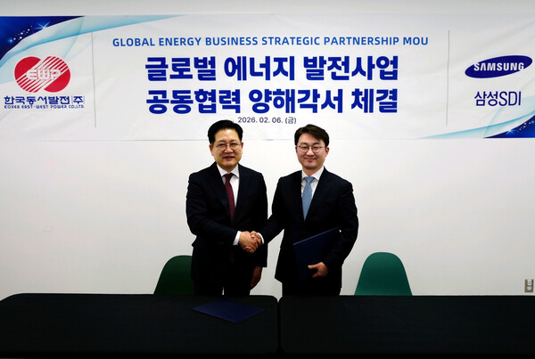 ▲권명호 동서발전 사장(왼쪽)과 김헌준 삼성SDI 미주법인장 부사장이 악수를 나누고 있다.