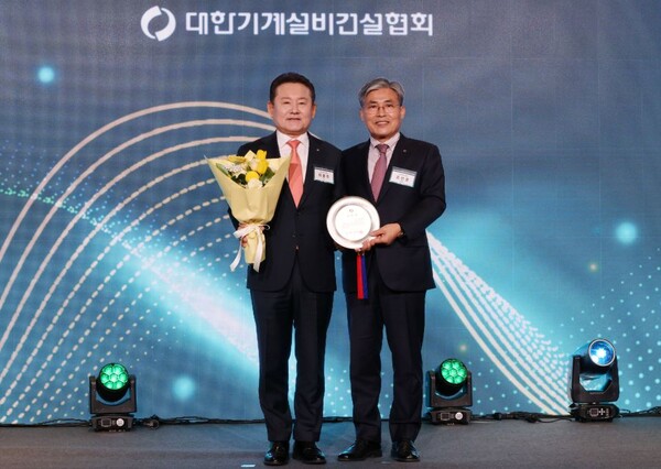 ▲ 허용주 제 13대 대한기계설비건설협회 회장(좌)이 전임 조인호 회장으로부터 회장 선임패를 전달받은 뒤 기념 촬영을 하고 있다.