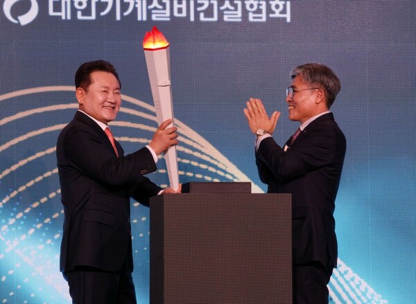 ▲ 성화를 전달받은 허용주 13대 기계설비건설협회장이 포즈를 취하고 있는 모습.