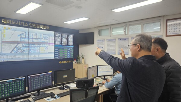 ▲가스안전공사 전남동부지사는 설 연휴를 대비해 10일 대화도시가스 안전관리센터를 방문해 가스시설 안전점검을 하고 있다.