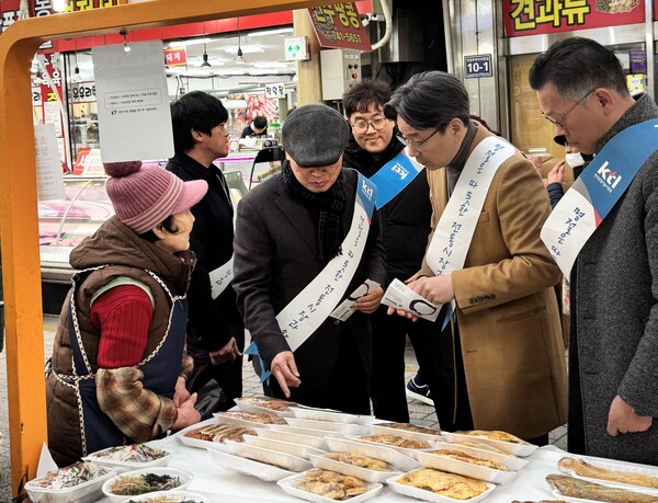 ▲ 장보기 행사에 참여한 김대성 KTL 사회적가치 운영 위원장, 이충원 경영지원본부장 등이 진주 중앙시장에서 물품을 구매하고 있다.