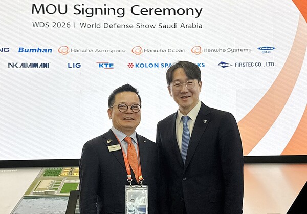 ▲ 안상현 코오롱스페이스웍스 대표(우)가 사우디아라비아 리야드에서 열린 ‘WDS 2026’에서 한화오션과 사우디 및 중동 방산 시장 공동 진출을 위한 업무협약을 체결한 뒤 이성철 한화오션 특수선사업부 사장(좌)과 기념 촬영을 하고 있다.