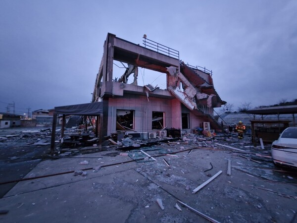 ▲ 뼈대만 덩그러니 남아있는 LPG 폭발 추정 경북 경산 소재 식당의 외관.