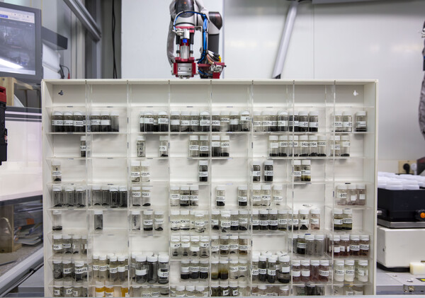 ▲ 로밧기반 자동화 플랫폼으로 성능평가한 촉매 샘플들.