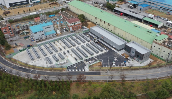 한국수소연료전지산업협회는 신재생에너지 법체계 개편을 통해 수소에너지와 재생에너지의 정책 체계를 정비하고자 한 국회의 입법 취지를 환영한다고 밝혔다.  (사진은 음성에코파크 수소연료전지발전소)