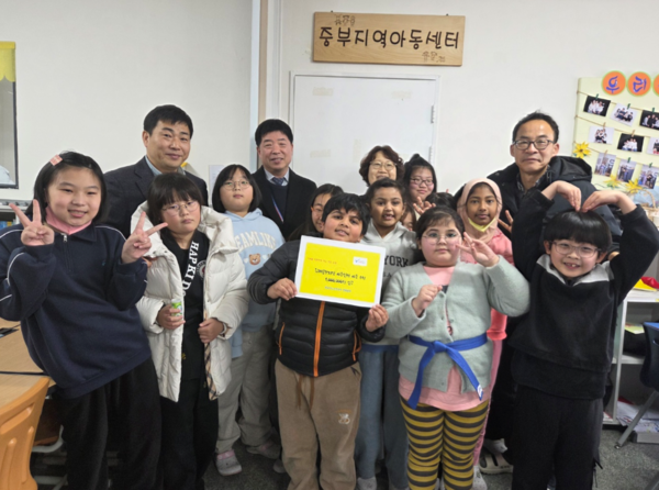 ▲ 가스안전공사 전북본부는 11일 전북 김제시 신풍동 ‘중부지역 아동센터’를 방문해 지역 아동센터 관계자와 원생들을 대상으로 2026년 '설맞이 사회공헌 활동'을 실시했다.