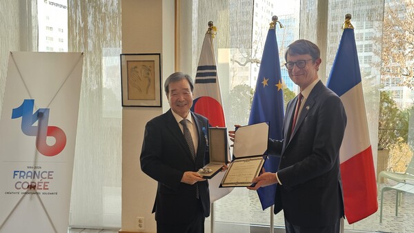 ▲ 최재철 기후변화센터 이사장이 지난 12일 서울 주한 프랑스 대사관저에서 필립 베르투 주한 프랑스 대사로부터 프랑스 국가공로훈장 ‘그랑 오피시에’ 수훈 후 기념사진을 촬영하고 있다. (사진=기후변화센터 제공)