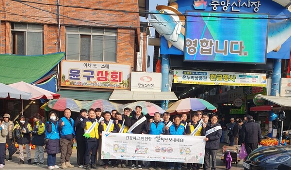 ▲ 가스안전공사 경북북부지사가 안동 중앙신시장에서 가스안전 캠페인에 앞서 유관기관 및 참석자들과 기념 촬영을 하고 있다.