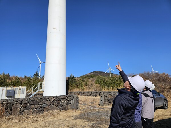 ▲제주에너지공사 관계자들이 풍력발전기를 둘러보고 있다.