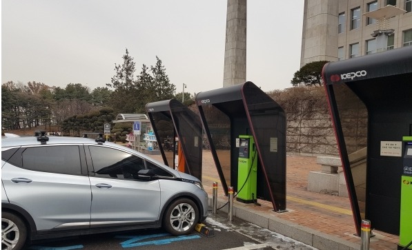 ▲ 정부는 전국 사회복지시설에 전기차와 충전기를 지원하는 ‘이-쉐어(e-share 2026~2028) 민관 업무협약을 체결했다. (사진은 국회에 설치되어 있는 전기차 중전소)