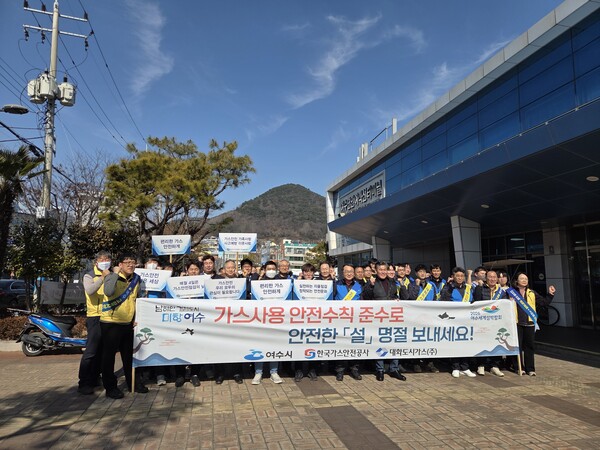 ▲ 캠페인에서는 터미널 이용객과 인근 상인들을 대상으로 가스안전 사용 수칙이 담긴 전단지와 홍보물을 배부했다.