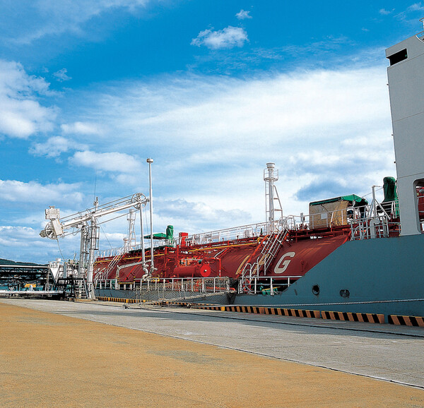 ▲ 국내 연안에 LPG를 실어 나르는 소형 선박의 모습.