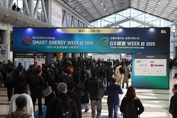 ▲ '2025 스마트에너지위크' 관람을 위해 이동하는 참가자들.