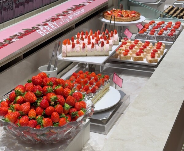 ▲ 이랜드이츠의 애슐리퀸즈가 시작한 딸기축제가 15일만에 누적 방문객 120만명을 돌파하며 흥행을 이어가고 있다.