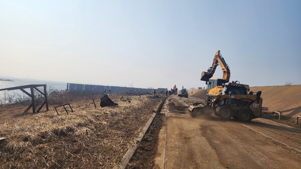 ▲ 당진시 천연가스 주배관 건설현장에서 가스가압시험 중 막음조치한 말단부분 배관이 압력을 견디지 못하고 터지는 사고가 발생했다.(사진은 사고가 발생한 당진 천연가스주배관 공사 현장)