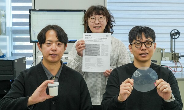 ▲(왼쪽부터)KERI 유승건·김민희·권익수 박사가 전력기기용 절연 소재인 '폴리프로필렌'의 성능 한계를 넘는 공정 기술을 개발했다.
