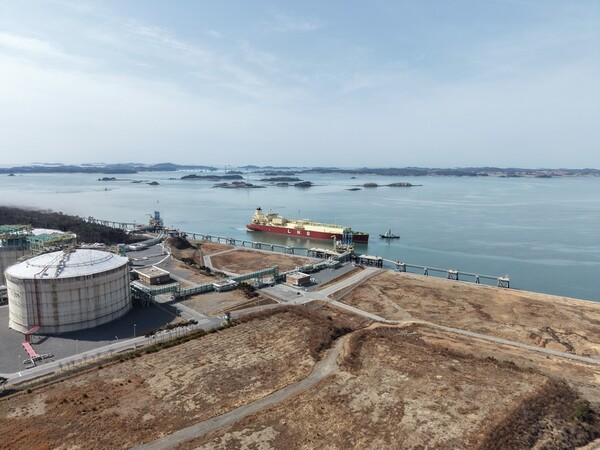 ▲ SK이노베이션 E&S의 LNG수송선이 23일 호주 바로사 가스전에서 생산된 LNG를 싣고 보령 LNG터미널에 처음 입항하고 있다.