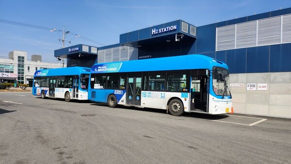 ▲ 수소충전소에서 가스를 충전중인 수소버스의 모습.