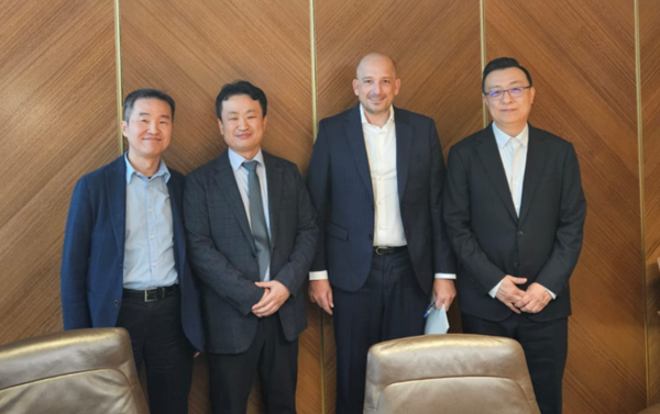 ▲ 지난 1월 모로코 카사블랑카에서 열린 ‘Project DI’ 구축을 위한 공동 업무협약(MOU) 체결식에서 주요 관계자들이 기념촬영을 하고 있다. (왼쪽부터) 네이버 공동창업자 겸 이오그라운드 권혁일 대표, 네이버클라우드 글로벌 DX&이노베이션 한상영 전무, Lloyds Capital의 CIO David Aim, 블룸테크놀로지 이상윤 대표.