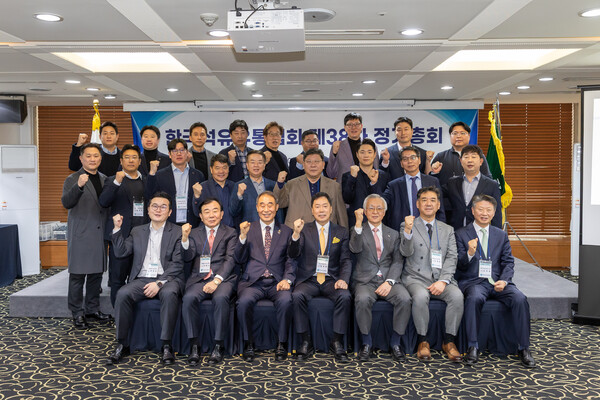 ▲ 지난 2017년 제10대 회장부터 13대까지 4연임하게 된 김정훈 석유유통협회 회장을 비롯 회원사 및 임직원들과 단체 기념 촬영을 하고 있다.