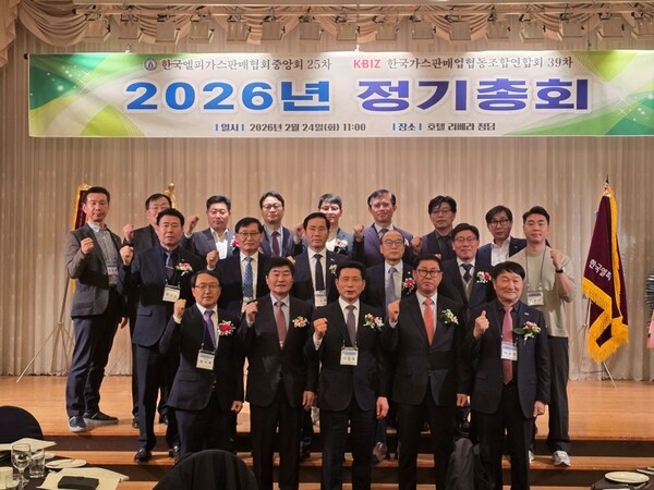 ▲ 이영채 LPG판매협회 중앙회장을 비롯 외빈과 각 지방협회장들이 단체 기념 촬영을 하고 있다.