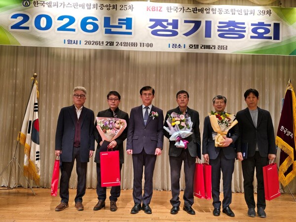 ▲ 김상민 가스안전공사 서울광역본부장(가운데)이 최정주 (주)경기에너지 대표를 비롯 가스안전고사 사장 표창 수상자들과 기념 촬영을 하고 있다.