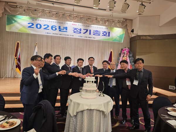 ▲ 이영채 LPG판매협회장이 정돈영 한국아이티오 부회장, 김임용 전임 화장 등과 기념 케익을 자르며 포즈를 취하고 있다.