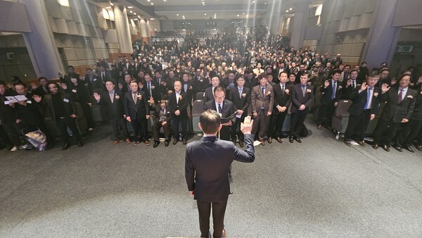 ▲ 열관리시공협회 회원사들이  '2026년 실천 다짐대회’에서  선서를 하며  에너지사용시설의 효율향상과 사회공헌 자원봉사활동 등에 대한 실천의지를 더욱 공고히 했다.
