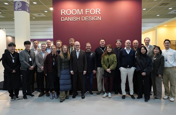▲ 2월 25일 서울 코엑스에서 열리고 있는 서울리빙디자인페어에서 주한덴마크대사관 및 덴마크 디자인 브랜드 관계자들이 덴마크 국가관 앞에서 기념사진을 촬영하고 있다. 이번 국가관은 ‘Room for Danish Design(덴마크 디자인을 위한 공간)’을 주제로 운영되며, 코엑스 홀A 부스 A-226에서 만날 수 있다.