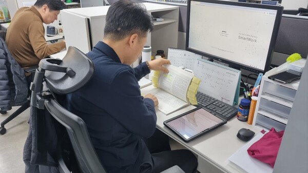 ▲ 예스코의 제30회 도시가스 관계법령 경시대회에서 한 직원이 전용 애플리케이션을 이용해 시험에 응시하고 있다.