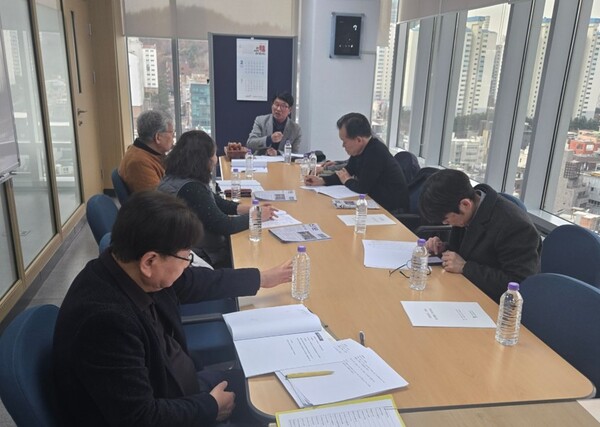 ▲ 유수륜 환경에너지조합 이사장이 정기총회를 통해 조합 명칭을 한국환경에너지충전업협동조합으로 변경하는 등 안건 논의를 하고 있다.