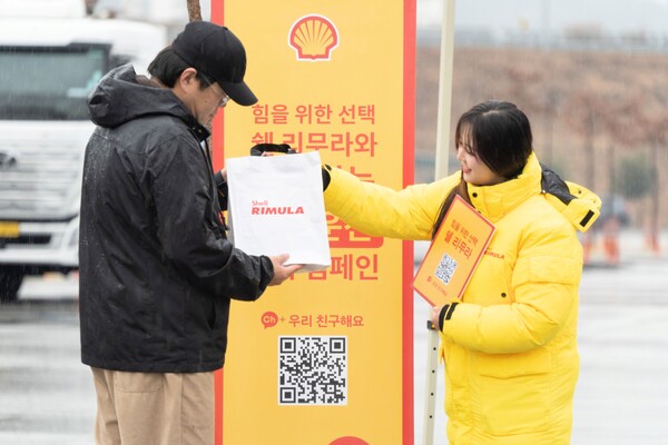 ▲ 한국쉘석유가 장거리 운행이 잦은 화물차 운전자들과 소통하며 졸음운전 방지 캠페인을 실시하고 있다.