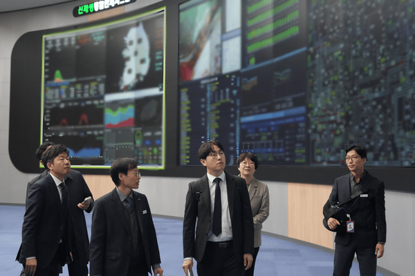 ▲정부 관계자들이 전력거래소를 방문, 현장을 둘러보고 있다.