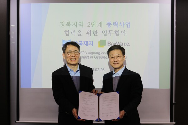 ▲배양호 바이와알이 코리아 대표이사(오른쪽)와 강준석 한국제지 대표가 기념촬영을 하고 있다.