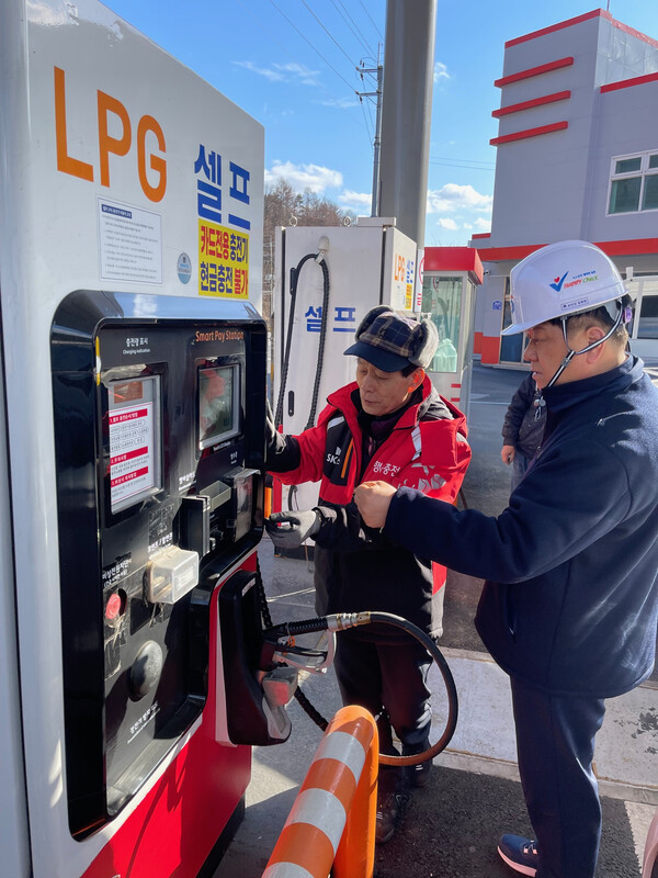 ▲ 송제웅 한국가스안전공사 경기북부지사장이 27일 경기도 포천시 내촌면에 있는‘행복금강로 충전소(셀프충전소)’를 방문해 셀프 LPG충전소 안전관리 실태를 직접 점검하고 있다.