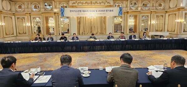 ▲ 한국가스연맹(회장 최연혜)은 27일 그랜드 머큐어 임피리얼 팰리스 서울 강남호텔에서 2026년 이사회와 정기총회를 갖고, 한국의 탄소중립 목표달성을 위한 가스산업 대변 조직으로서의 역할을 강화해 나가기로 했다.