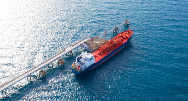 ▲ LPG 선적을 위해 돌핀 부두에 접안하고 있는 LPG선박의 모습.