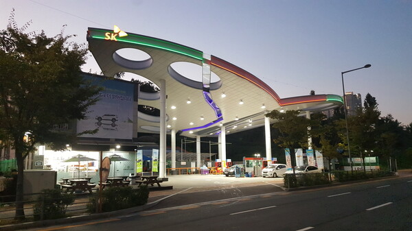 ▲ sk가스의 광교 충전소 저녁 야경.