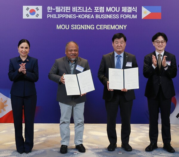 ▲ (왼쪽부터) 크리스티나 로케 필리핀 통상산업부 장관, 마르시알 마테오 광산지구과학청 부청장 대행, 황영식 한국광해광업공단 사장, 김정관 산업통상부 장관이  4일 필리핀 마닐라에서 열린 한-필 비즈니스포럼에서  필리핀 광산지구과학청과 핵심광물 및 광업전주기 협력 업무협약을 체결하고 기념촬영을 하고 있다. 