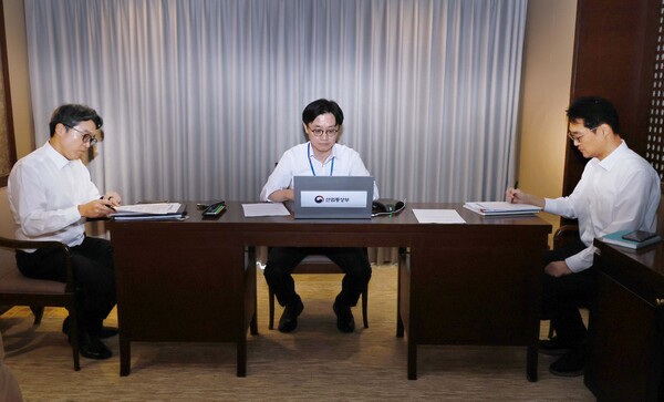 ▲ 산업부가  중동 정세 악화에 따른 불확실성이 확대됨에 따라 5일 15시부로 원유·가스에 대해 ‘관심’ 단계 자원안보 위기경보를 발령했다. 사진은 김정관 장관이 지난 3일 필리핀 현지에서 화상으로 '제3차 중동상황 실물경제 점검회의'를 주재하는 모습. 